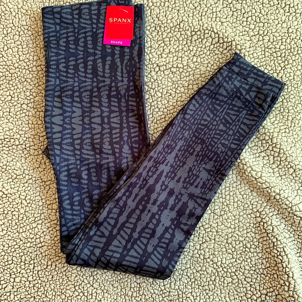Spanx Look At Me Now Seamless Leggings. NWT